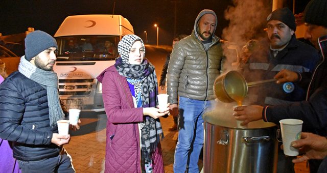 manisa akhisar'da vatandaş sokakta kızılay sıcak çorba dağıttı