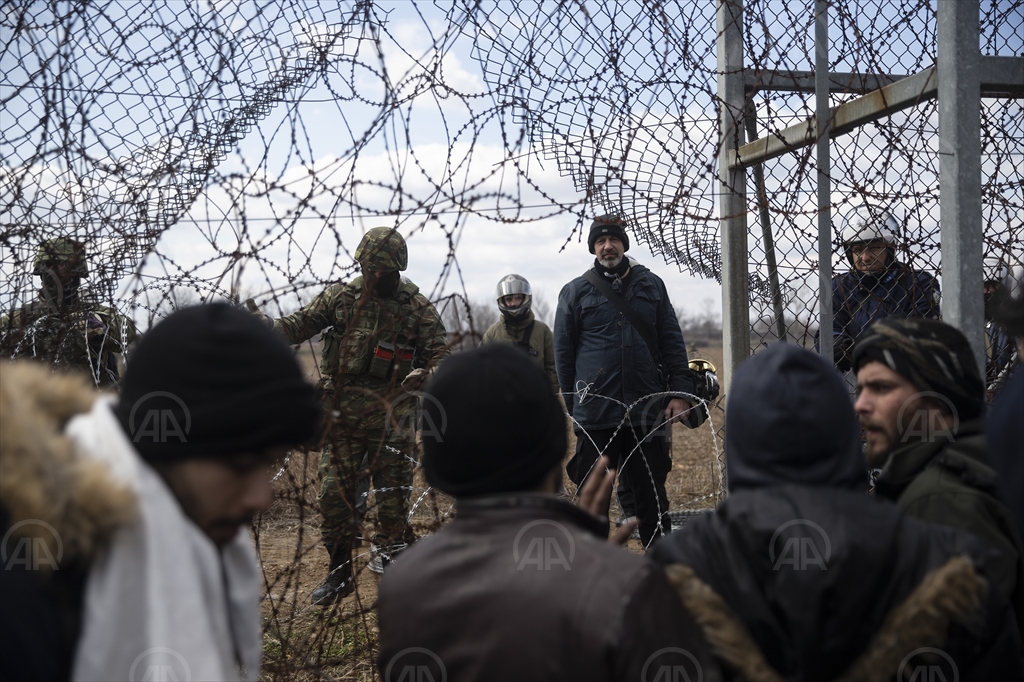 Yunan sınır birlikleri, düzensiz göçmenlerin yırttığı sınır tellerini onarmaya çalışıyor..